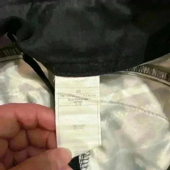 Boys Quicksilver shorts size 26 which works out to a small  black and blue - Picture 3 of 5